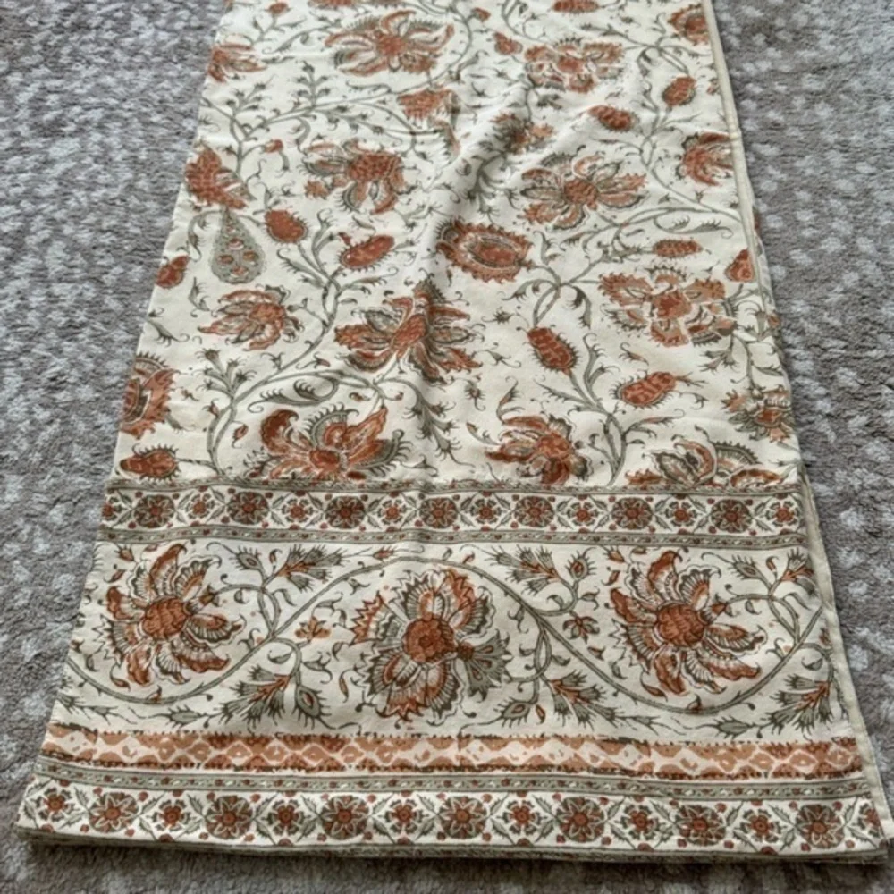 Pottery‎ Barn Whimsical Chinoiserie Floral 100% Cotton Table Runner 18” x 90”